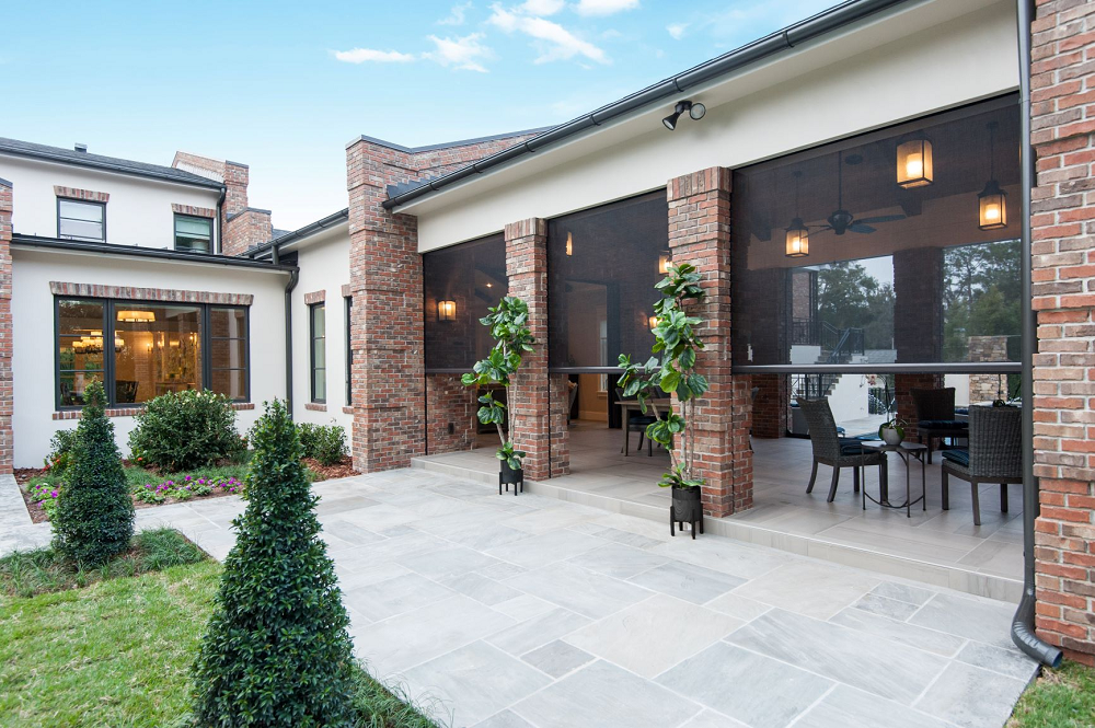 Retractable vs. Fixed Patio Screens: Which is Right for Your Outdoor Space?